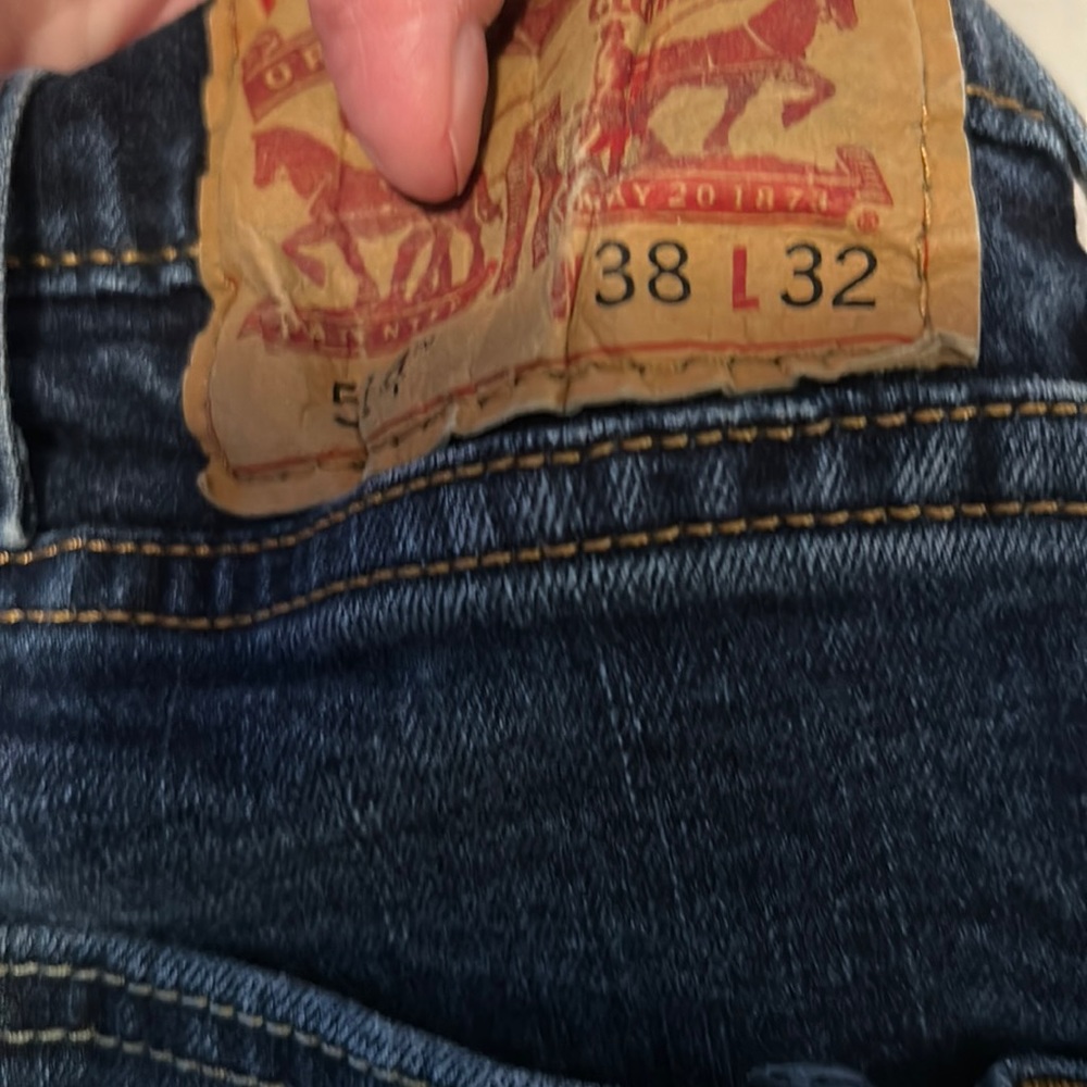 Gently used men’s sz 38x32  2 pr Levi’s 514 darker blue in color